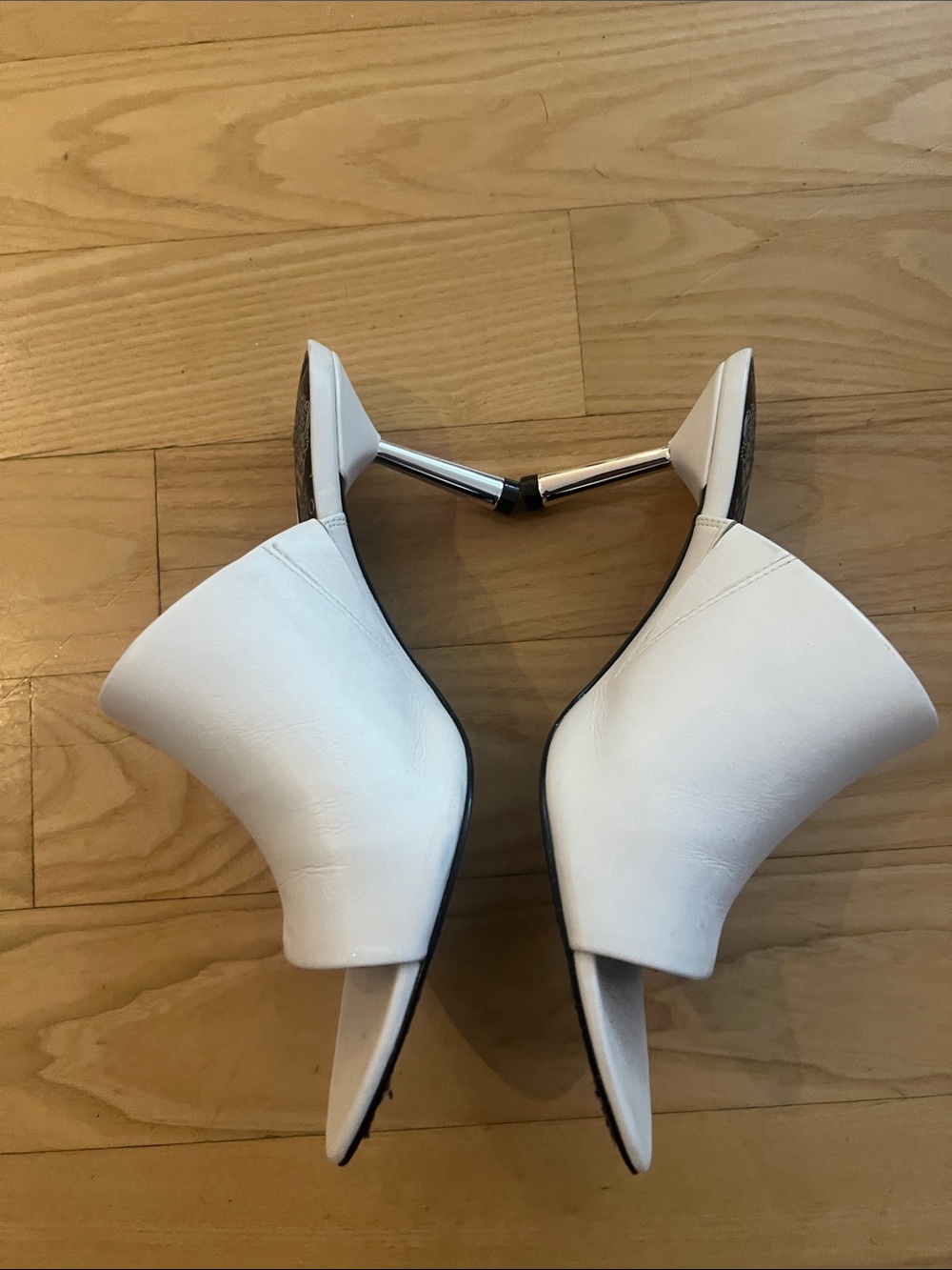 Vince Camuto Pileesa White Leather Mules Slides Sandal Silver Metal Heel 8.5 - Picture 5 of 9